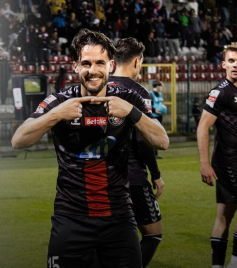 Eugeniogonza2's tweet photo. Un @danivega_10 que apareció en los momentos más importantes. Con 1-2 abajo dio la asistencia al gol del empate de Koton y anotó de cabeza para dar la vuelta al marcador. El de Mérida suma este curso en duelos oficiales 3 tantos y 7 pases de gol

#POLCHR #Betclic1Liga https://t.co/kt4FNxgtiO