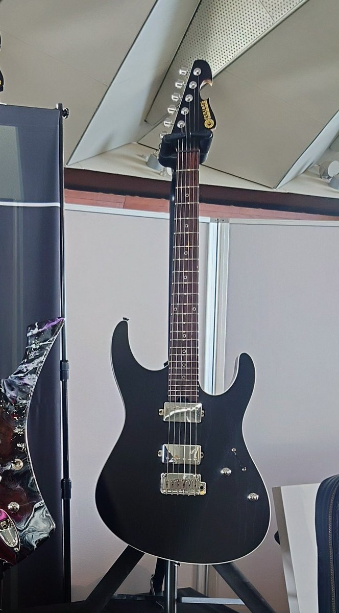 イベントでも好評だったこちらのドヴェルグは3月から島村楽器さまにて販売中です！
特殊なVCネック（VからCシェイプへ変化）等多くのこだわりが詰まっていながら驚異のお値段となっています
実際に下記店舗でもお試しいただけます！
島村楽器
立川店
聖蹟桜ヶ丘店
八王子店
吉祥寺店
#guitar 
#CIS
