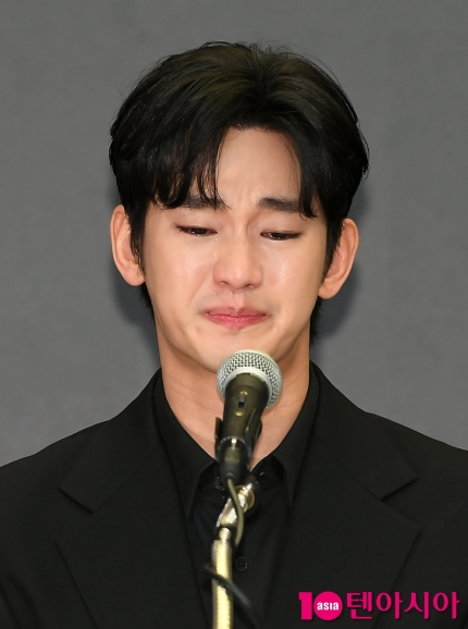 pannchoa's tweet photo. Garosero pledges to release new video of Kim Soohyun dating Kim Saeron during her high school years tonight amid Kim Soohyun's press conference
https://t.co/fEP28eAR3F https://t.co/sdoXDo2sva