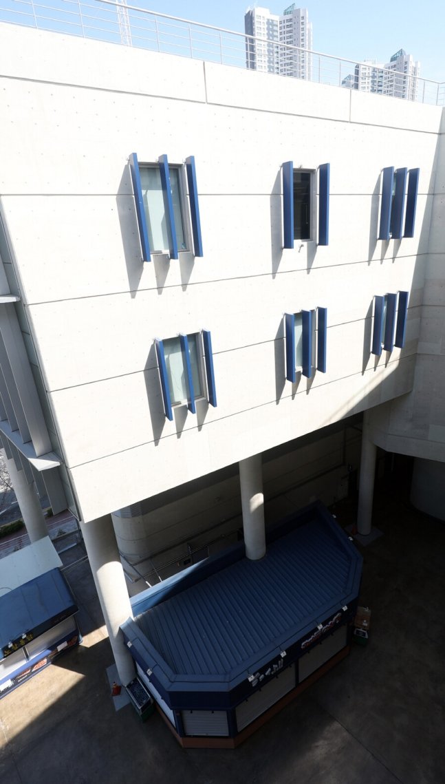 All 5 KBO Games scheduled for tomorrow have been cancelled.

Yesterday, a decorative metal window slat at Changwon NC Park fell on a group of fans, killing 1 and injuring 2.

This has prompted all 10 teams to check their home ballparks for any probable safety hazards.