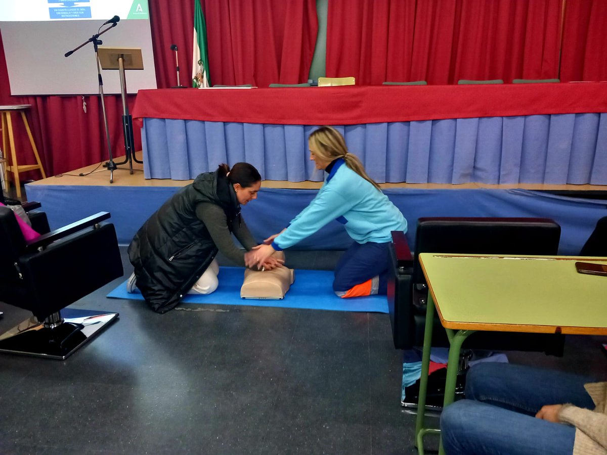iesmariolopez's tweet photo. El pasado 24 de marzo tuvimos la suerte de contar con Esther, nuestra enfermera de referencia en el IES MARIO LÓPEZ, para llevar a cabo el taller de primeros auxilios y RCP para padres.

https://t.co/66rONtgWpz

#IESMarioLópez #Bujalance #AMPA #PrimerosAuxilios #RCP https://t.co/5If3RDEJ6a