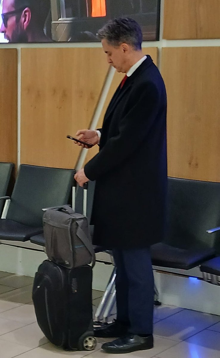 Is that @ed_miliband flying from London City Airport last week to promote Net Zero for thee not he? Yes it is...