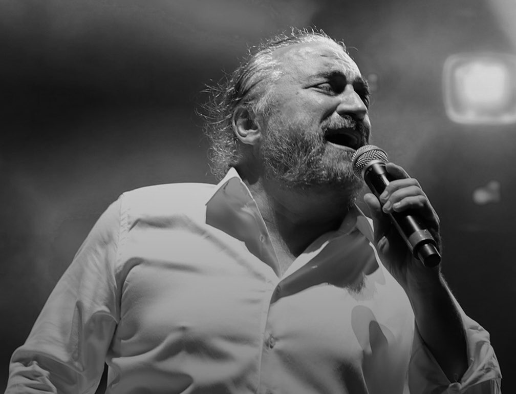 “söylenmemiş sahipsiz bir şarkıyım belki, esmer bir çocuğun dilinde. bütün derinlikler sığ, sözcüklerin hepsi iğreti. değişen bir şey yok hiç; ölüm hariç.

aynı gökyüzü, aynı keder.”