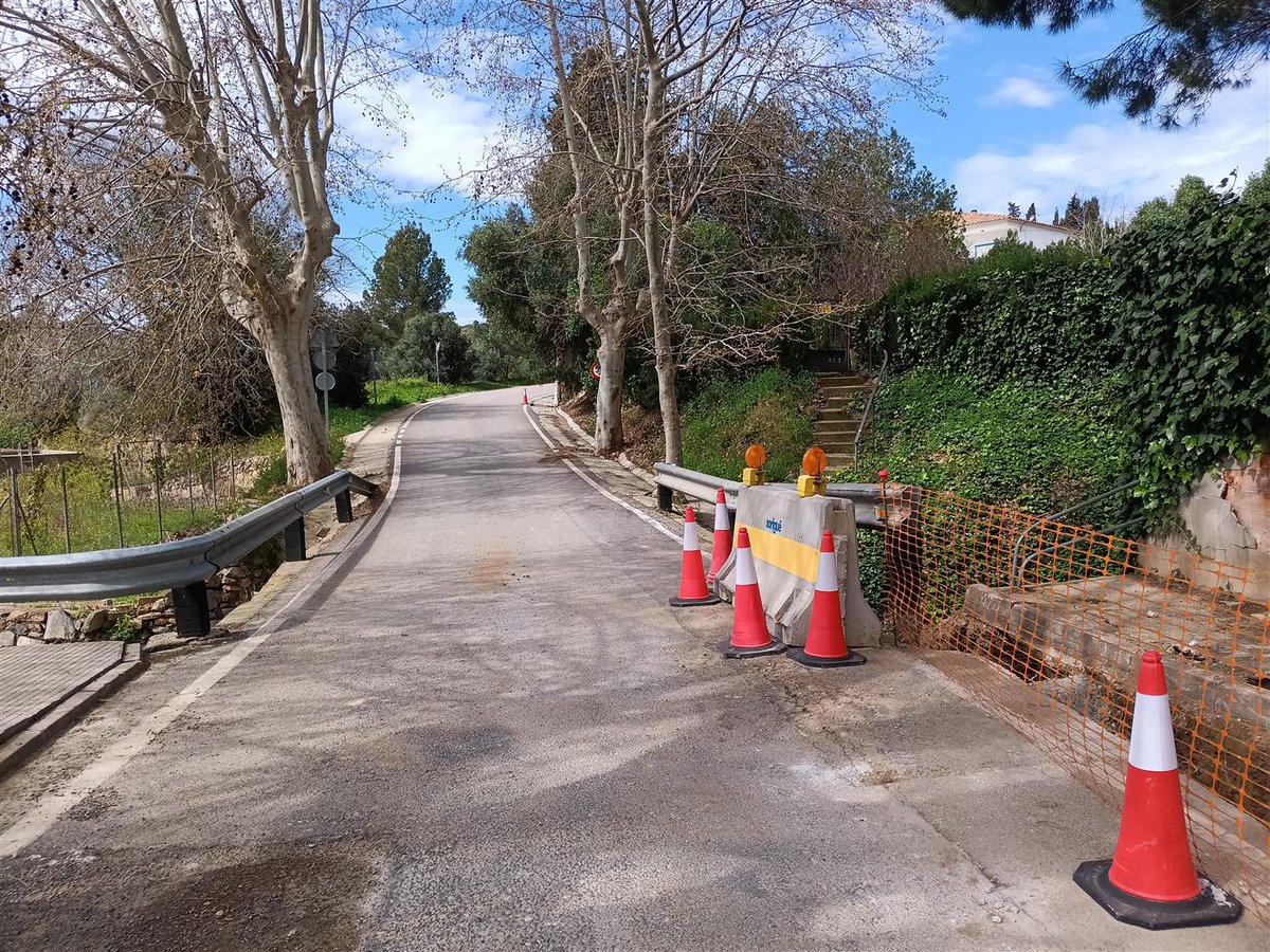 Dipta_cat's tweet photo. #CarreteresDipta 🟠👷 Avancen les obres del condicionament de la travessera de la T-320 a #Botarell. La via està tallada al trànsit fins a finals de maig i hi ha habilitats itineraris alternatius dins el mateix nucli
#DiptaSuma @ajBotarell #BaixCamp https://t.co/AeqJOxWAh7