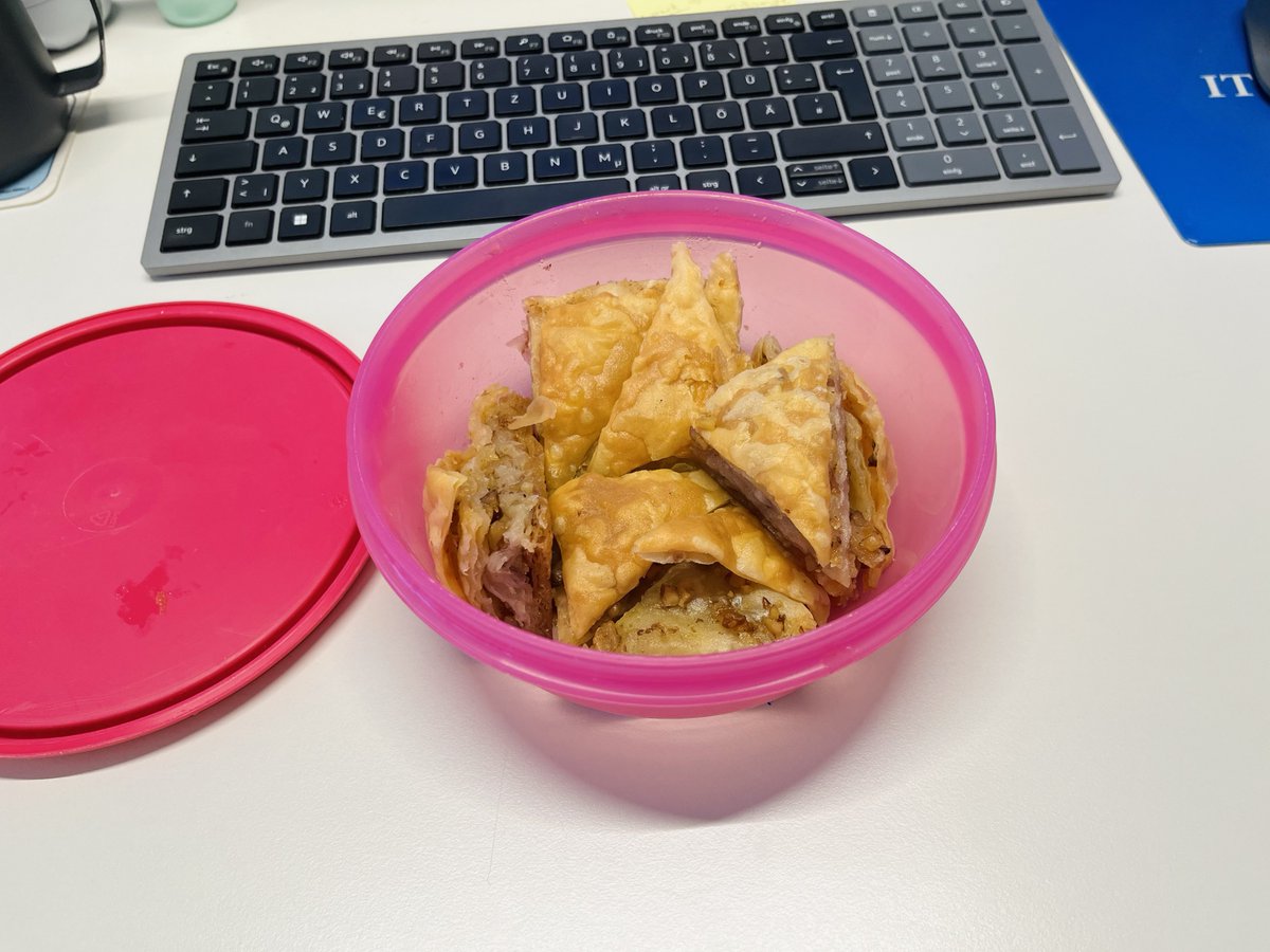 Şirkette çalışan Türk bir teyze bana baklava getirmiş bugün.. Hem bayramlaştım, hem de duygusal bir topa dönüştüm 🥺🥺