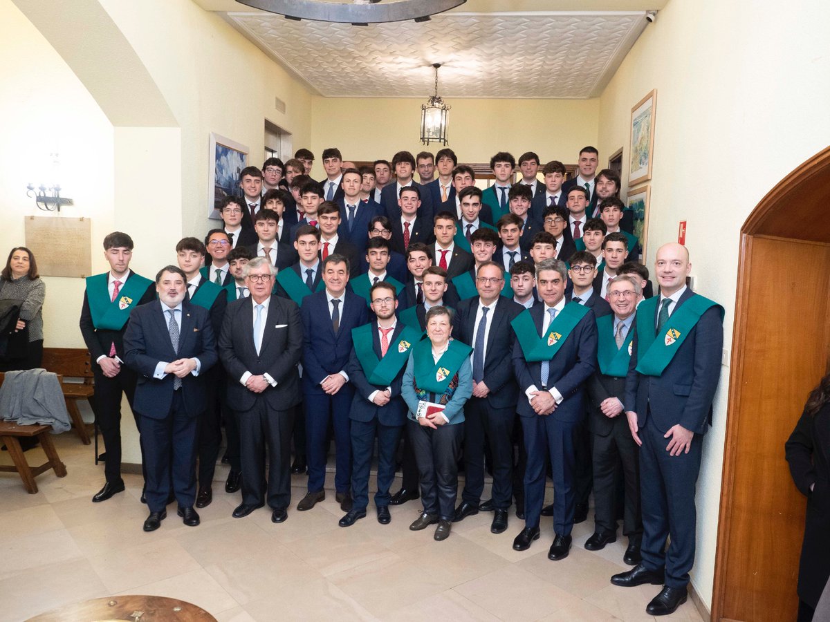 El Acto Académico de Imposición de Becas, con Juan Manuel Vieites, se celebró el 20 de marzo. Incluyó la entrega de la Beca de Honor a la directora de Cáritas de Santiago, Pilar Farjas, y al secretario general del Consejo de Colegios Mayores  de España, Carlos García González.
