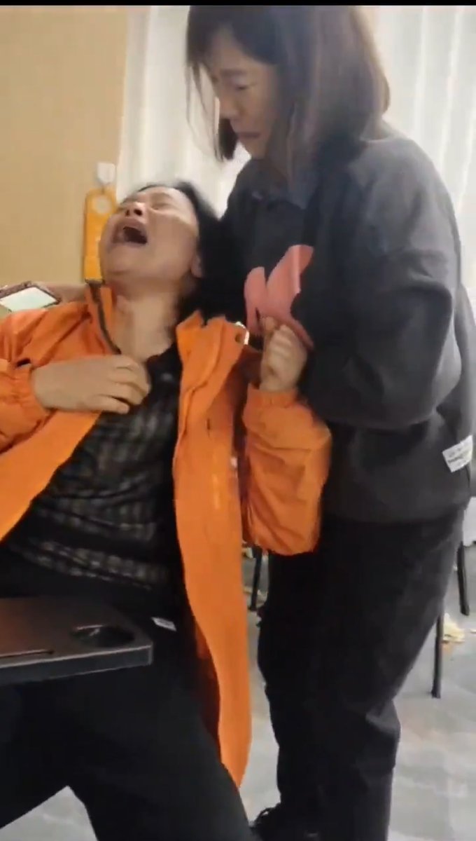 山东泛华保险暴雷。周末中航产融主动退市，中融信托暴雷。感觉很像24年雪球产品暴雷前夜。周末财政部溢价10%甚至20%收购银行股份，比亚迪、小米 集团、宁德时代统统缺钱，向港股融资，我无法将其解读为利好。