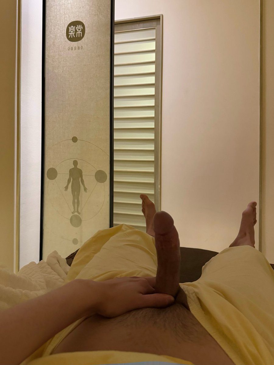 按个肩颈硬成这样 
我都不好意思拿开毯子