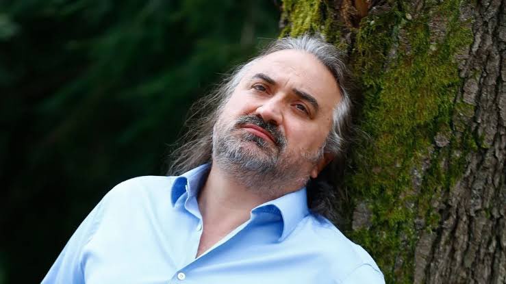 Elinde mikrofon, önünde binler. O çok sevdiği sahnede yumdu hayata gözlerini. Kuzey’in Oğlu, usta Volkan Konak da ayrıldı aramızdan. Hoşçakal 🙏🏻