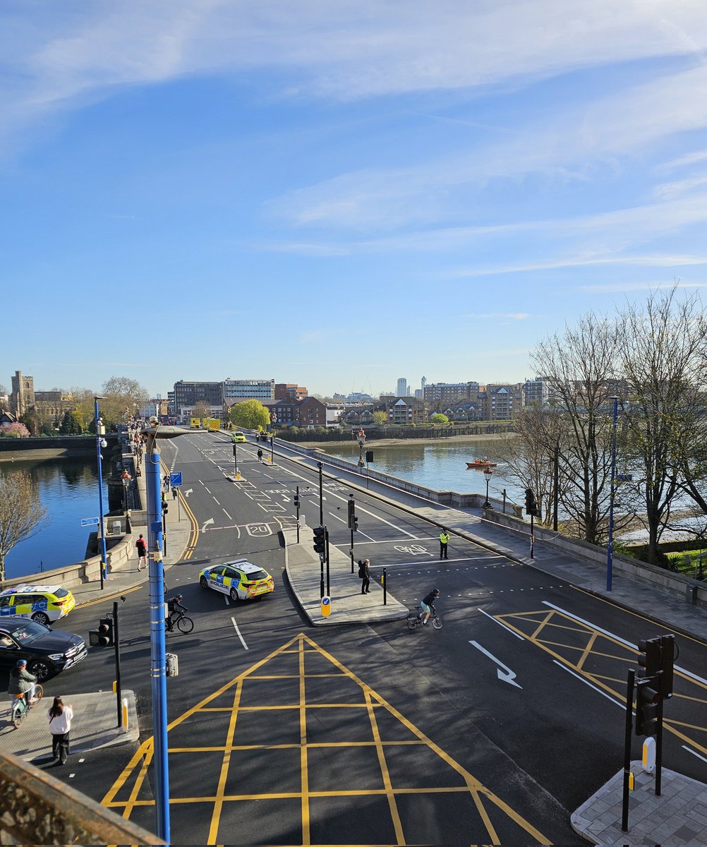 #MV Art (@strikeapose_art) on Twitter photo #putney bridge closed right now #putney bridge closed right now
