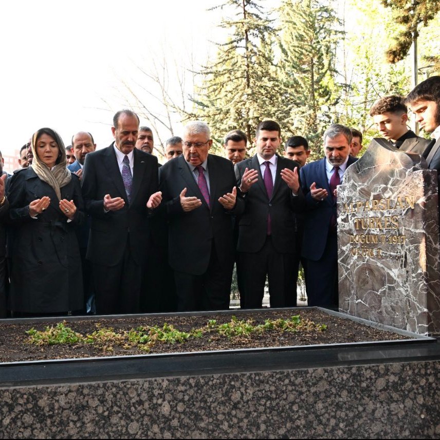 Alparslan Türkeş'in kızı Ayyüce Türkeş: 

“Sayın Öcalan” diyenlerin yanında hazır olda durup; Başbuğ TÜRKEŞ’in mezarında kendinizi aklayamazsınız..

Bu büyük Türk Milleti’de, Cenab-ı Hak da bu ihanetinizin hesabını size soracak..