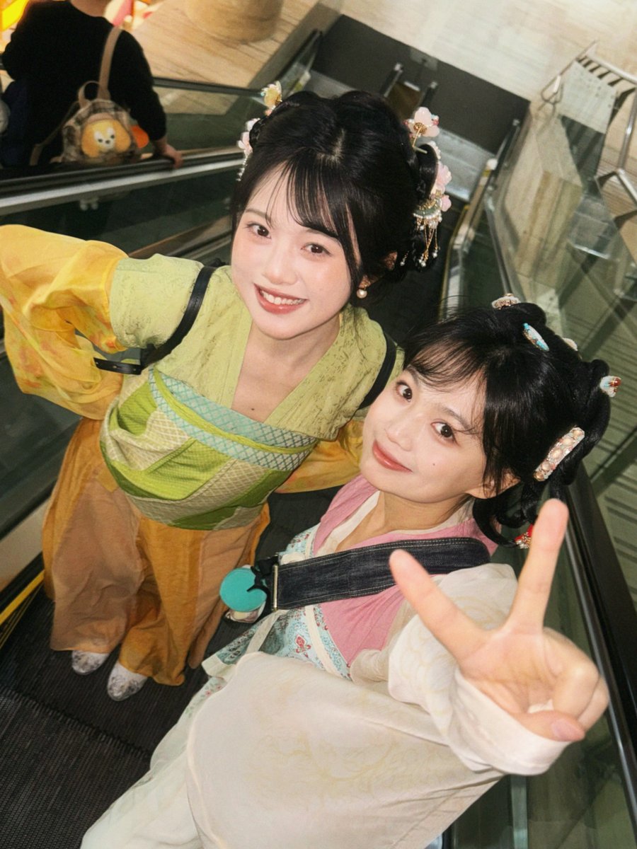 A #Hanfu blogger wears a chest-high skirt and pairs it with the decorative Hanfu outer layer called "wei chang" – a type of short skirt wrapped over the inner clothing. This style shows the versatility of traditional #Chinese Hanfu. (Via: xiatianmeimeio) #Culture #Chineseculture