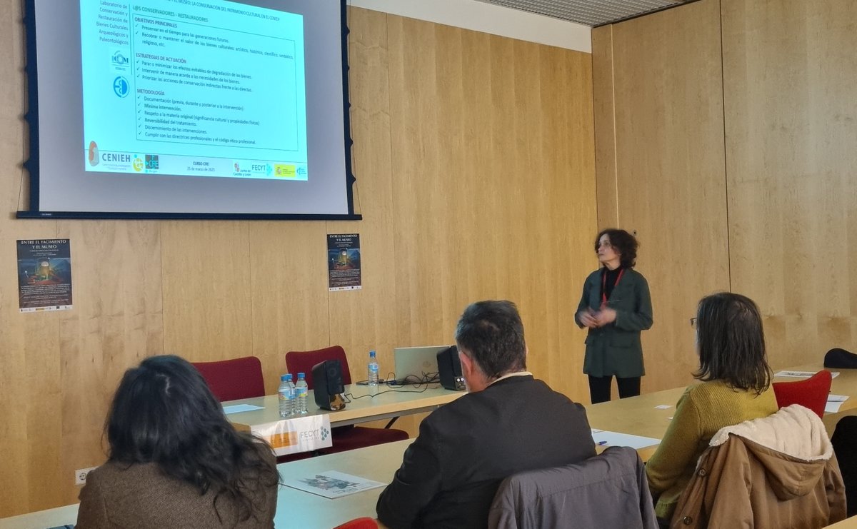 CENIEH_CRLAB's tweet image. #ICTSNews
🧐 La semana pasada participamos en el curso para profesores impartido a través del CFIE de #Burgos. La iniciativa, que tuvo muy buena acogida, quiere trasladar a las aulas el trabajo que realizamos en el @CENIEH. Gracias!
@cfieburgos @CENIEH_Colec_ @CENIEH_UCCi @jcyl