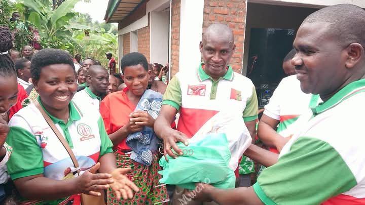 @CNDD_FDDGitega <a href="/Burundi_senat/">Inama Nkenguzamateka</a> 3/Dans les cérémonies d'inauguration de cette maison, un don composé de produits alimentaires, des ustensiles de cuisine, des pagnes, des vêtements pour enfants et des chaussures a été octroyé à cet ancien combattant qui a milité pour la défense de la democratie.
<a href="/GenreMinistere/">Ministère en charge de la Solidarité Nationale</a>