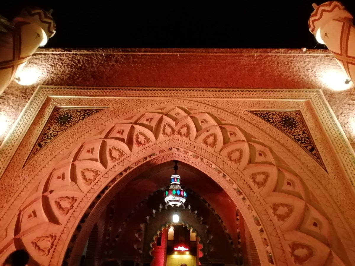 skymanuelima's tweet photo. Em um cenário digno dos contos das Mil e Uma Noites, entre palácios imperiais e tendas, o #ChezAli #Marraquexe oferece um jantar tradicional. Encantado pelo lendário folclore marroquino, onde comerá, ouvirá e assistirá a entretenimentos que recriam celebrações berberes. #Marrocos https://t.co/2Xx8owvB17