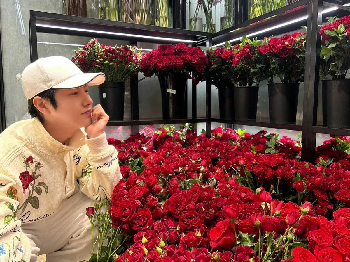 nreenjun's tweet image. 𝘏𝘢𝘷𝘦 𝘺𝘰𝘶 𝘦𝘷𝘦𝘳 𝘴𝘦𝘦𝘯 𝘢 𝘮𝘢𝘯 𝘸𝘩𝘰 𝘭𝘰𝘰𝘬𝘴 𝘨𝘰𝘰𝘥 𝘸𝘪𝘵𝘩 𝘧𝘭𝘰𝘸𝘦𝘳𝘴? 🌹