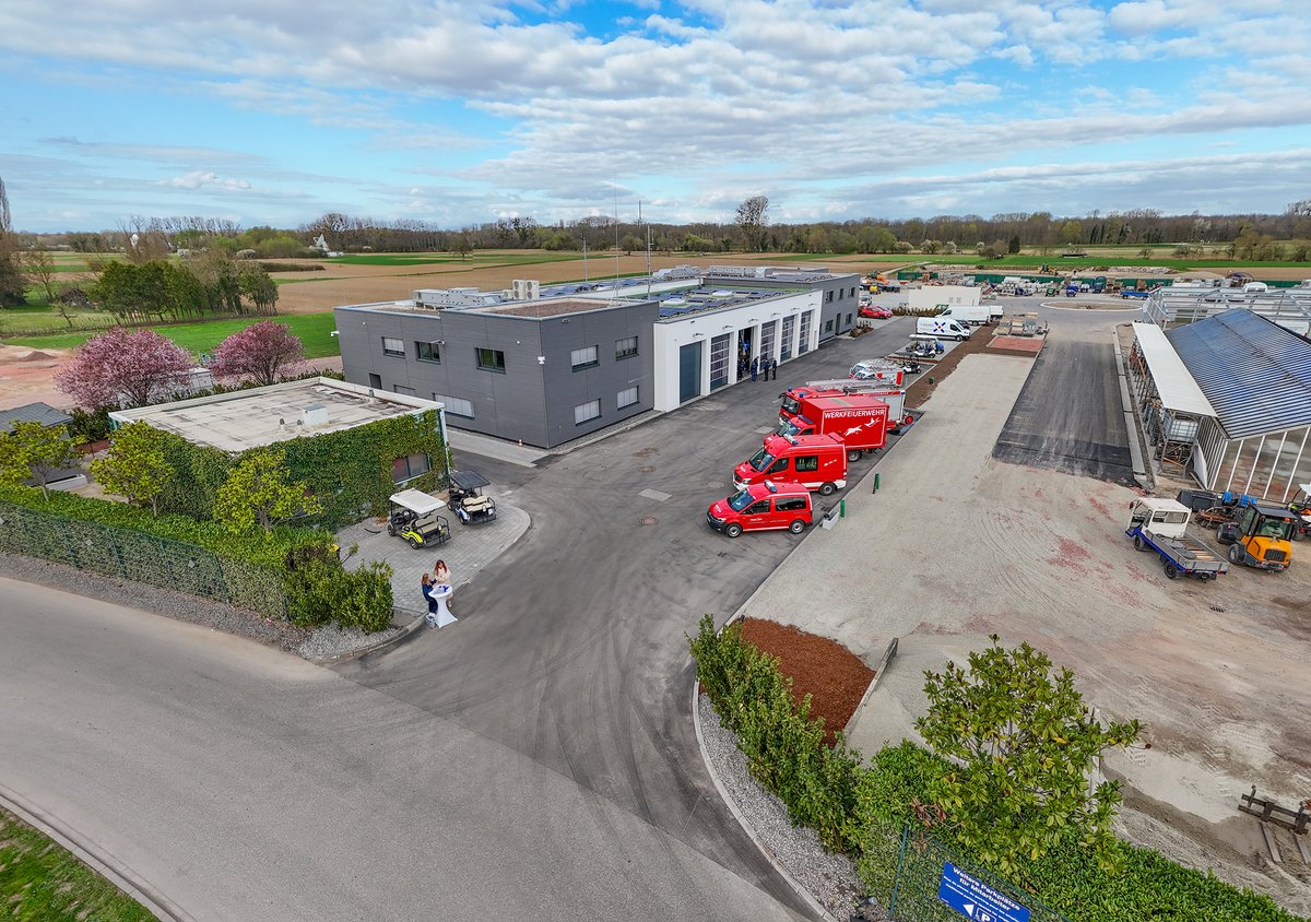 Wachsen mit Weitblick: Das #EuropaPark Erlebnis-Resort erweitert seine Infrastruktur. Eine neue Feuerwache, eine moderne Leitstelle und ein erweitertes Verwaltungsgebäude optimieren Abläufe und Sicherheit. Zudem bietet eine neue Lagerhalle Platz für Equipment und Paradewagen.