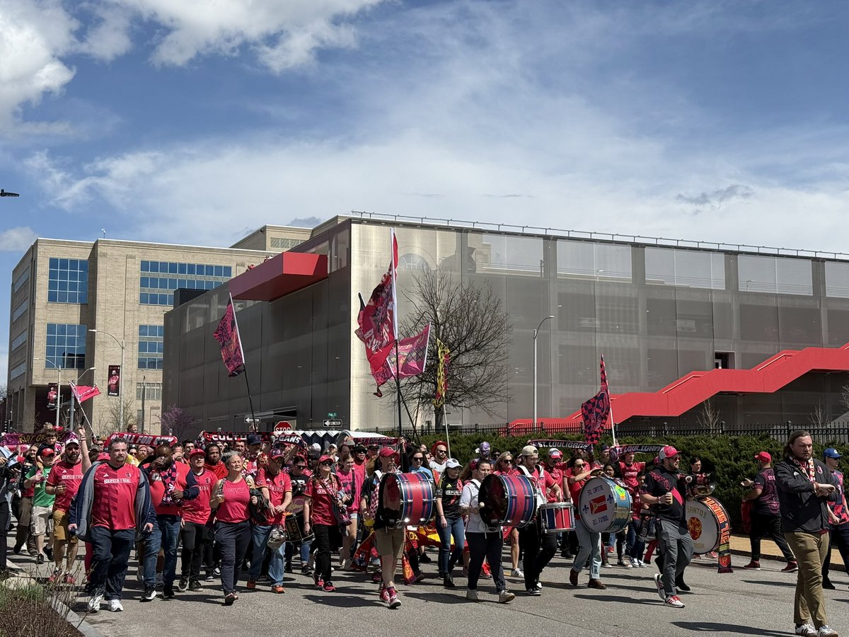 DailyAFC's tweet image. Had an absolute blast visiting @stlCITYsc and catching up with @LeGrove yesterday. A fantastic stadium and atmosphere, will definitely be back 🤝