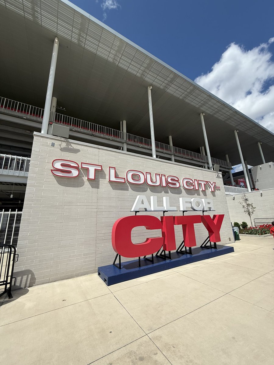 DailyAFC's tweet image. Had an absolute blast visiting @stlCITYsc and catching up with @LeGrove yesterday. A fantastic stadium and atmosphere, will definitely be back 🤝