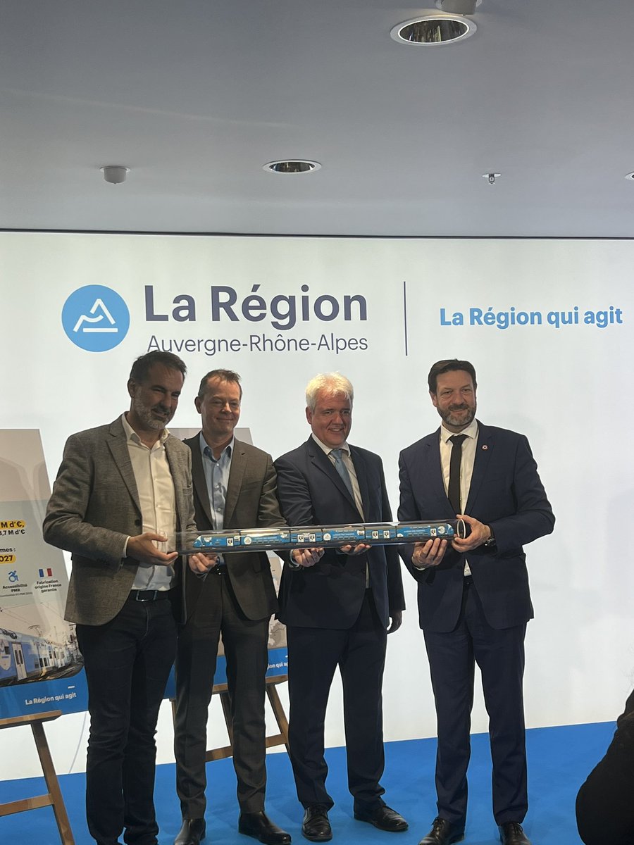 ChGeourjon's tweet image. Présentation par @Pannekouckefabr  président de la Region @auvergnerhalpes et @Aguilera_Fred  vice-président délégué aux mobilités des 10 nouvelles rames #Regio2N que la Région Auvergne-Rhône-Alpes  vient de commander (budget de 125 M€).
Livraison été 2027, d’une longueur de 83…