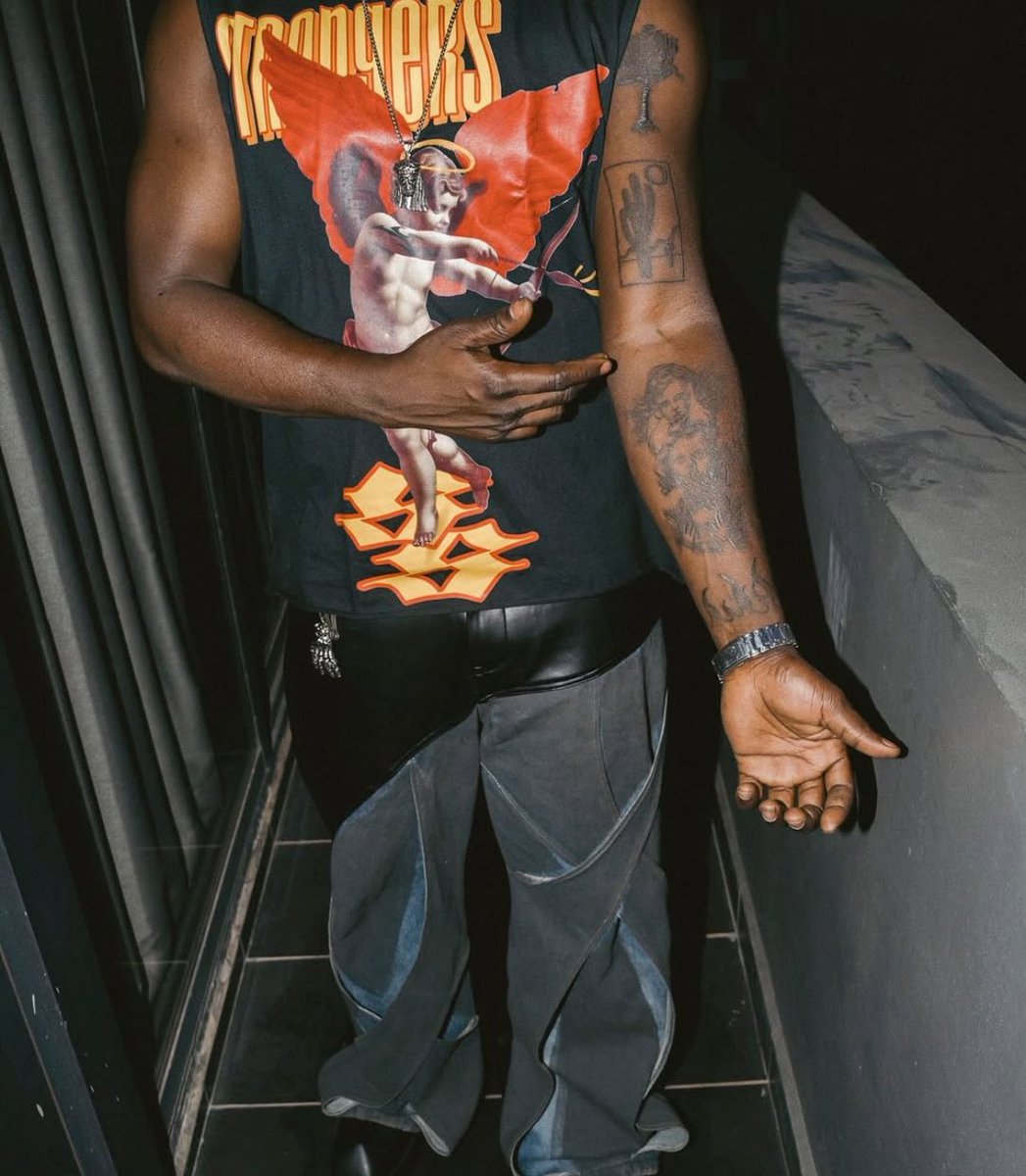 strangerstdku's tweet image. STRANGERS CUPID SLEEVELESS 🖤

COLOR : BLACK