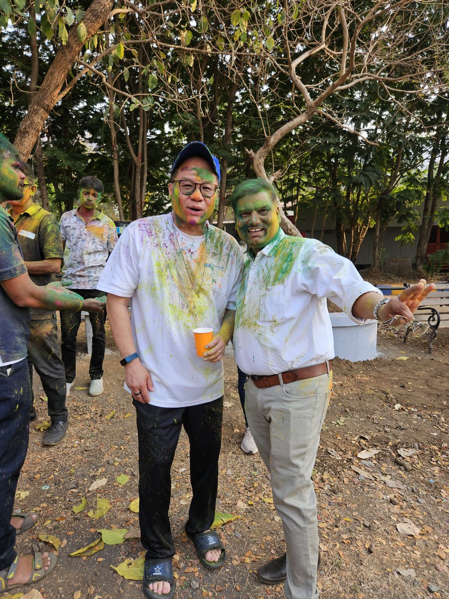 ProfSmak's tweet image. In my 7th month in India I've definitely noted a culture of festivals and this was a big one that we celebrated at @universalaiuniv - Bura Na Mano, Holi Hai - Happy Holi 🎨

#HoliHai
#LifeJourney
#ATexanInIndia
