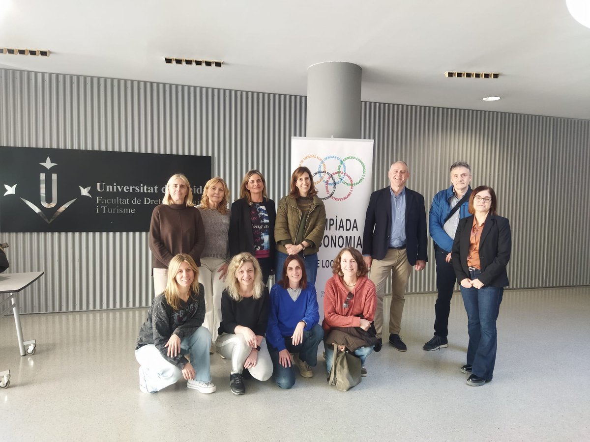 FDET_UdL's tweet photo. 🏆 El 26/03 es va celebrar a la FDET la XVI Olimpíada d’Economia amb 97 estudiants de 13 centres de Lleida.
🥇 Els 3 guanyadors representaran la @UdL_info a la fase nacional a Alacant els dies 2-4 de juliol.
👏 Enhorabona i molta sort!
#OlimpíadaEconomia #UdL #FDET #JovesTalents https://t.co/EiEAPnoYj4