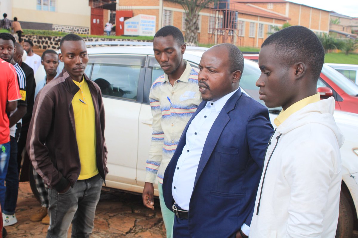 Umuyobozi wa Kaminuza y'i #Ngozi,<a href="/bangaapo/">Apollinaire Bangayimbaga</a> yashimishijwe no kubona iyo ndongozi ya komine #Busoni irajwe ishinga nabo irongoye na cane cane urwaruka ruriko ruriga kuko arirwo #Burundi bw'ejo. Yashikirije kandi ko ivyo bizotuma abo banyeshure bakurikirana ivyirwa vyabo batekanye.