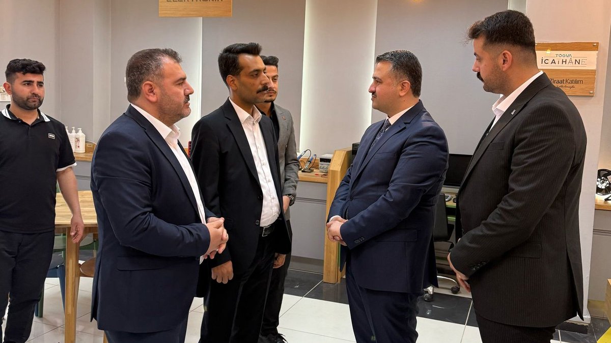 Ramazan Bayramı’nın birlik ve beraberlik ruhunu yaşatmak için İl Binamızda düzenlediğimiz bayramlaşma programımıza katılan Önceki Dönem AK Parti İl Başkanı Sn. <a href="/byildiz63/">Bahattin Yıldız 🇹🇷🇵🇸</a>, Eyyübiye Meclis Üyesi ve Grup Başkanı Sn.  <a href="/OgeMahir/">Mahir Öge</a> ile Cumhurbaşkanımızın sesi olarak tanınan