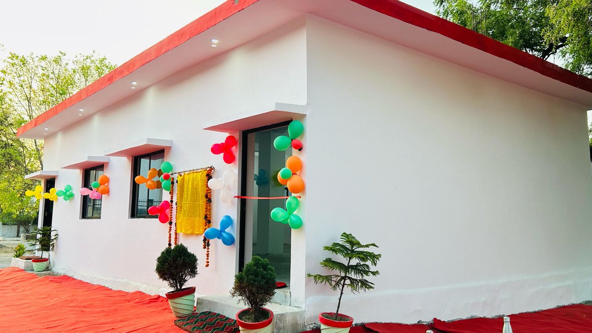 #SPLalitpur <a href="/IPSMdMustaque/">Md Mustaque IPS</a> द्वारा ललितपुर पुलिस को दी गयी सौगात।   
➡️रिजर्व पुलिस लाइन्स में नवनिर्मित जिम्नेजियम भवन का बच्चों से फीता कटवाकर उद्घाटन किया गया।