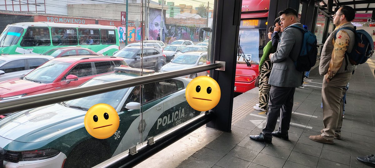 Memonkiki's tweet photo. @SSC_CDMX @MetrobusCDMX pregunta honesta ¿Las patrullas tienen permitido invadir el carril del metrobus cuando no se trata de una emergencia? https://t.co/Ry9iLNSwoq