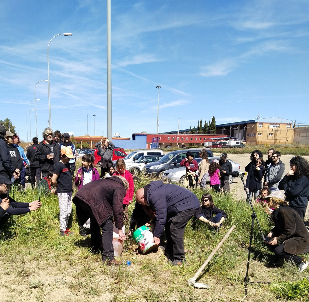 Un año mas Radio Hawaii traspasando los muros de las prisiones. En esta ocasión junto con l@s herman@s que conmemoraban el Dia de la Tierra Palestina. Viva la lucha del Pueblo Palestino y abajo los muros de las prisiones. #RadiosLibres arainfo.org/marcha-a-una-c…