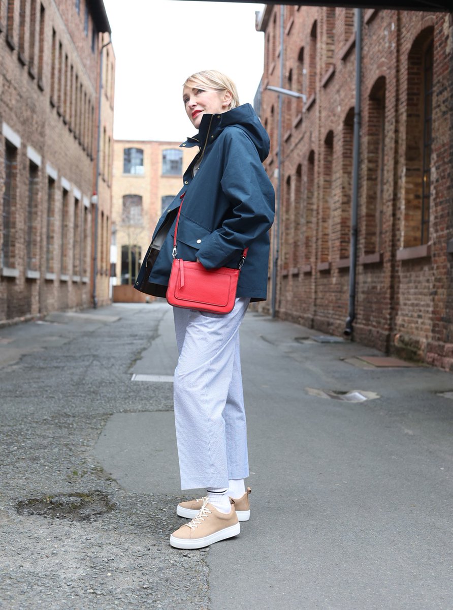 GlamorFlow's tweet image. This English-style jacket is my go-to for those in-between days. Classic, lightweight, and always pulled together—just how I like my spring looks.
#SpringFashion #EnglishStyle #LightweightJacket #ClassicLook