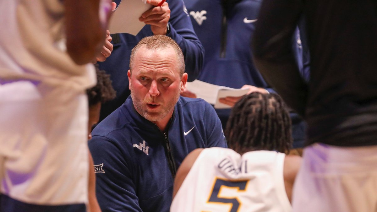 With visits taking place over the next few days for Indiana -- another reminder on how Darian DeVries wants to build his roster, through "plenty of depth in the shooting areas" and with a "modern offense". #iubb 

Story: hoosierillustrated.com/you-cant-win-i…