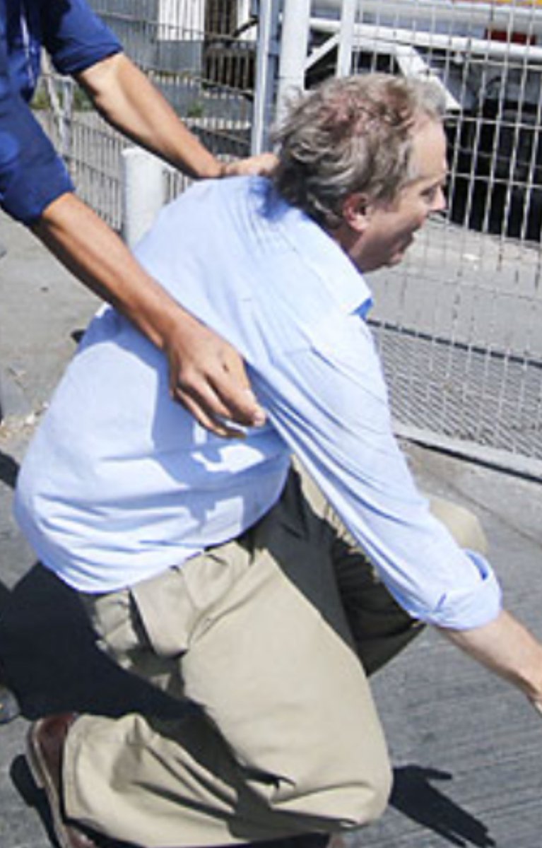 Es extremadamente grave que un candidato presidencial sea fotografiado luego de haber consumido drogas (fentanilo) ayer <a href="/joseantoniokast/">José Antonio Kast Rist 🖐️🇨🇱</a> dió un triste espectáculo botado en la calle y vomitando.