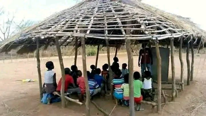 📡 Internet for All… But Where Are the Classrooms?
Last Friday, the President of the Republic, Daniel Chapo, launched the “Internet for All” project in Nacala, promising to install free internet in several public schools by the end of this year.
At first glance, the initiative