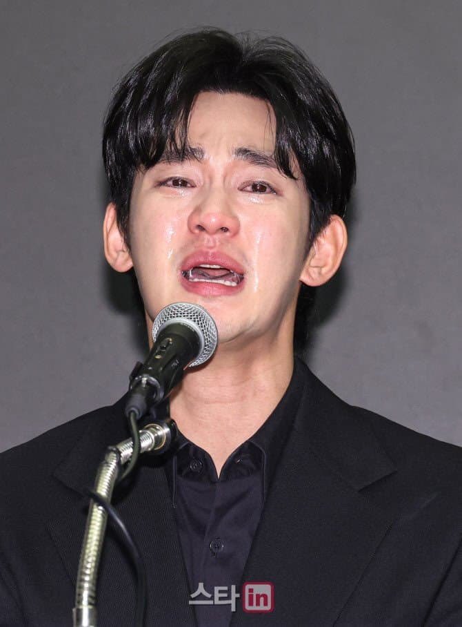 Aerisdiora_'s tweet photo. @infodrakor_id Next presscon pakai make up yg lebih mahal bang. Masa make up aktor termahal luntur 🥴 https://t.co/cl1yJrRUqT