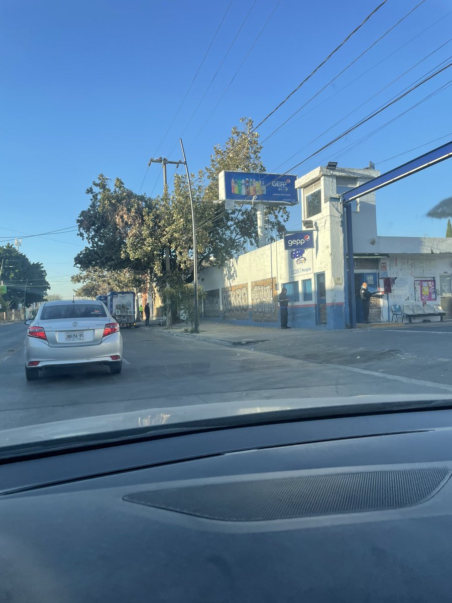 Todos los
Días la embotelladora GEPP jubilada en av Enrique Díaz de León, estaciona en plena avenida unidades que entorpecen la vialidad <a href="/Trafico_ZMG/">TráficoZMGuadalajara</a> <a href="/GobiernoJalisco/">Gobierno de Jalisco</a>