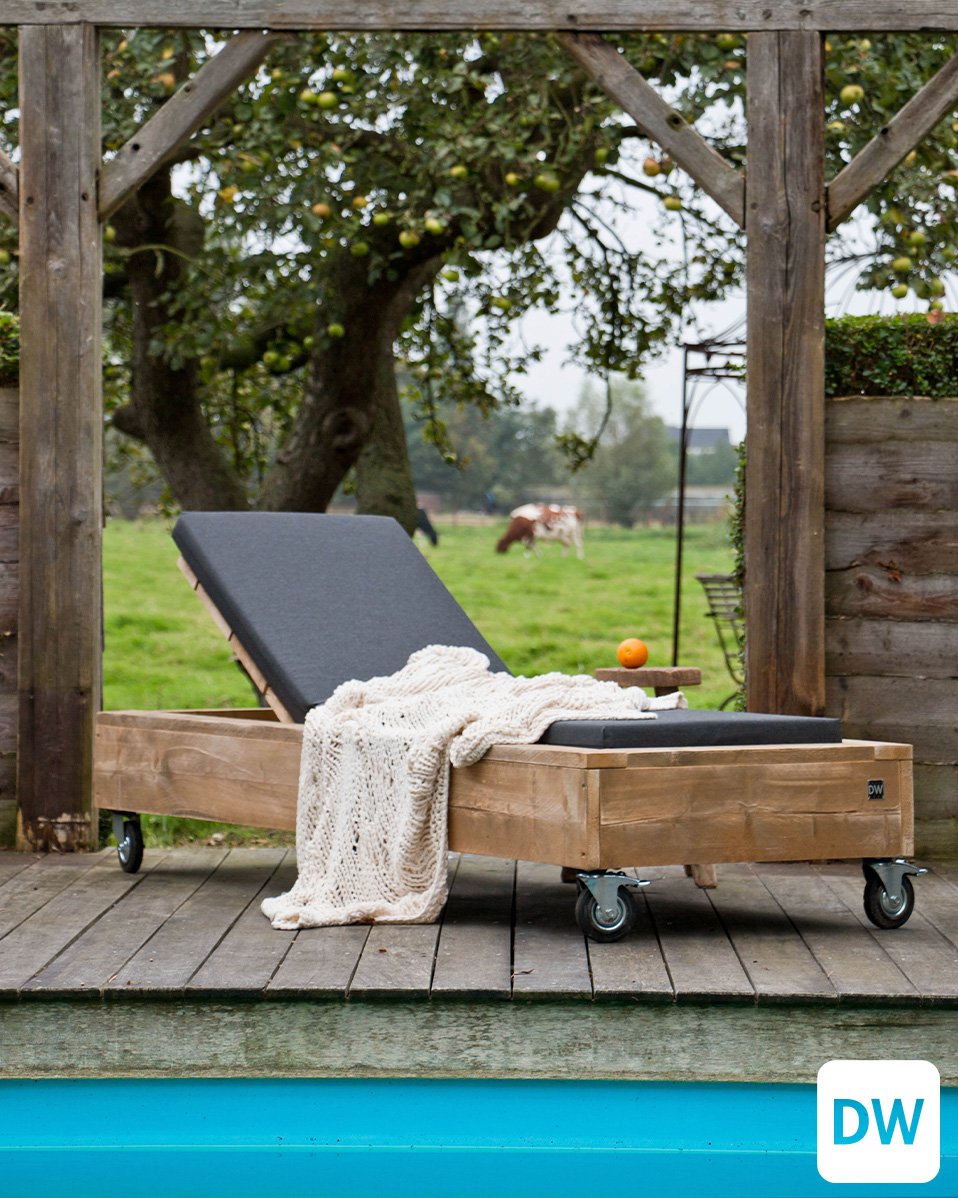 Perfect voor onder de overkapping, in de tuin(kamer), aan het water of op het terras. Een steigerhouten ligbed, eventueel met Sunbrella kussen.
dutchwood.nl/nl/ligbed
#ligbed #tuinmeubelen #relaxen