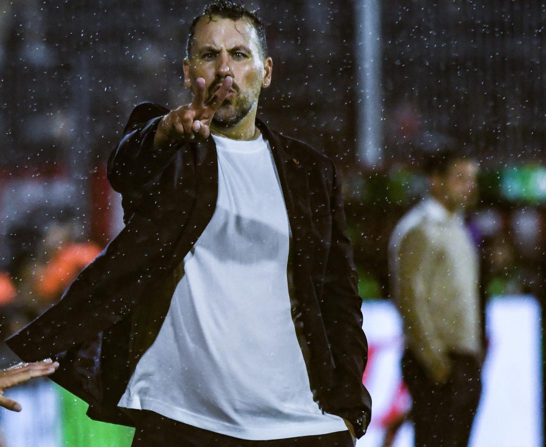 Newells's tweet photo. Hombre que resuelve 👔 https://t.co/t13gboSKeh