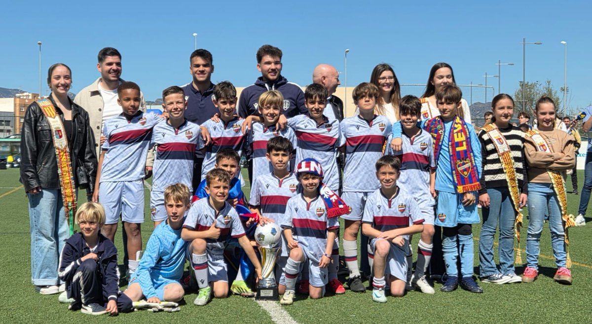 CanteraGranota's tweet photo. ꜱᴇᴍɪꜰɪɴᴀʟ
✅🆚️ CD Roda (4-2, Gerard G. x3, Edvin B.)

ꜰɪɴᴀʟ
✅🆚️ @FCBarcelona_es (3-0, Lamine M., Eric S., Gerard G.)

¡Enhorabuena, campeones! 🙌🏻🥇 https://t.co/GlxC9G0CQz