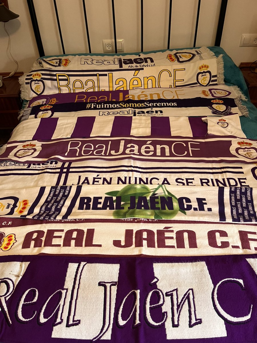 @lagartoxmadrid <a href="/joseliyo850/">Jose</a> <a href="/javi_montoro/">Javi Montoro</a> 
A ver si vosotros que sois influencers de esos me echáis una mano.
Un rt para q si alguien tiene alguna bufanda del <a href="/RealJaenCF/">Real Jaén C.F.</a> que no esté en las fotos y está interesado en venderla (precio razonable) puede contactar conmigo. Gracias
