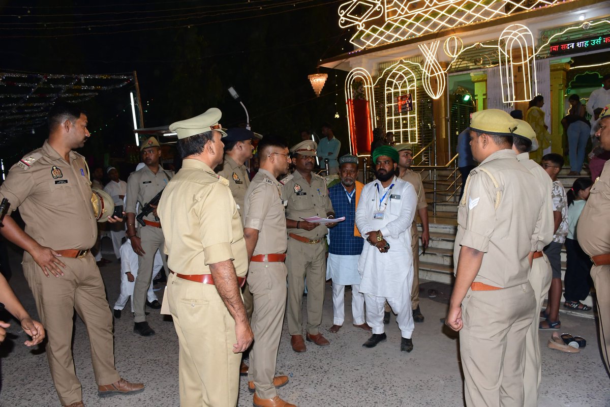#SPLalitpur <a href="/IPSMdMustaque/">Md Mustaque IPS</a> द्वारा हजरत बाबा शदनशाह उर्स मेला में पहुंचकर सुरक्षा व्यवस्था का जायजा लिया गया ।  ➡️आयोजको से वार्ता कर मेला को सोहार्दपूर्वक मनाये जाने की अपील की गयी ।  
➡️ड्यूटी पर तैनात पुलिस बल को आवश्यक दिशा निर्देश दिये गये ।