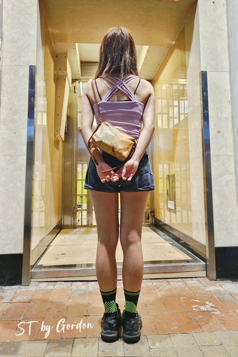 ♡

唔準諗 左定右🤭

左：日常
右：我要求影得肥啲 

#852hkgirl #腿照 #腿控