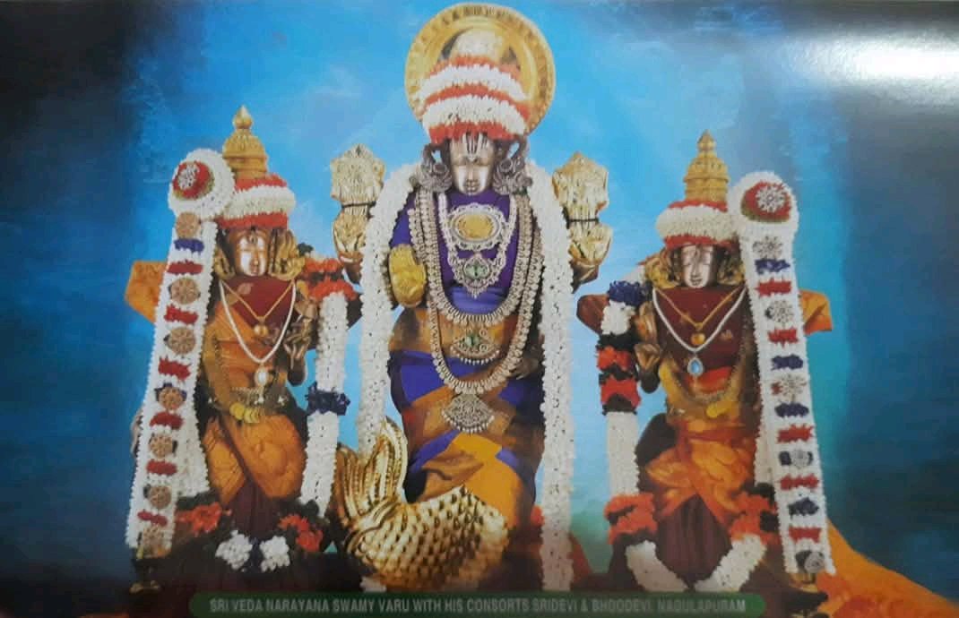 ChVJKumr's tweet photo. మత్స్యరూపం నాగలాపురం శ్రీ వేదనారాయణ స్వామివారి ఆలయంలో
#ఫాల్గుణమాసం 13-14-15 వ రోజుల్లో సూర్యాస్తసమయంలో #సూర్యభగవానుడు తన కిరణాలను #స్వామివారి మీద,
మొదటిరోజు పాదాలు పై, 2వ రోజు కటి పై, 3వ రోజు మకుటం పై ప్రసరింపచేస్తారు🙏
మత్స్య జయంతి నేడు 🙏
🕉️ఓం నమో నారాయణాయ🙏
#MatsyaJayanthi https://t.co/BF0sZqqqdE