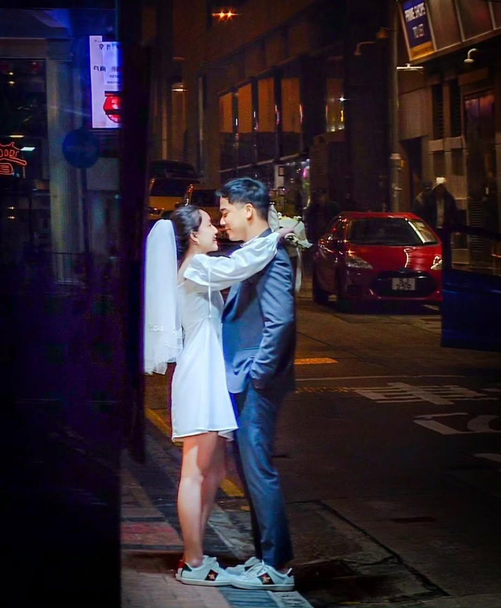 loban's tweet image. eye contact...🧑🏻‍🤝‍🧑🏻#hkiger✨ #xperiaphotography #mobilephotography #discoveryhongkong #citylife #loveinstreet #xperia #hongkonginsta #hongkonglifestyle #cityshot #streetwalk #eyecontact #hongkonger #under_the_sign_hongkong
