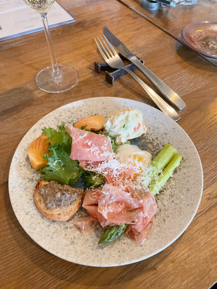 mikapiano_'s tweet photo. 今日はお友達と遠出してランチ🍽️
片道2時間ほど賑やかドライブ

前回のランチで、ジレが話題に
そして今日のドレスコードがジレ😚

それぞれのコーディネートで🤭

楽しく美味しい時間は
あっという間… https://t.co/EHHjBNOq63