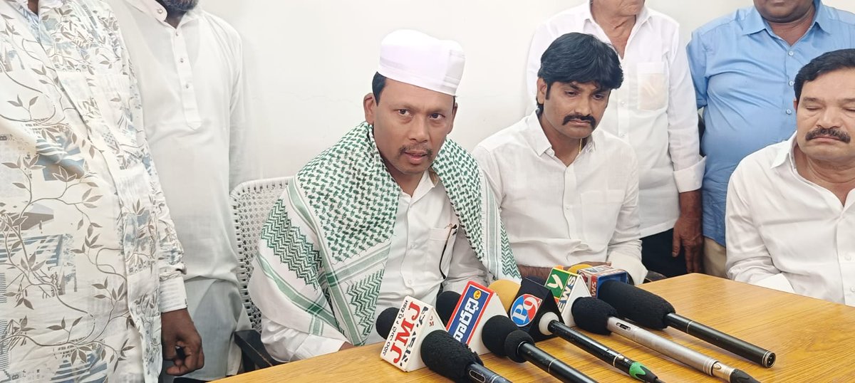 BnVijayKumar_Bn's tweet photo. రంజాన్ పర్వదినం సందర్బంగా పెర్నమిట్ట 39వ డివిజన్ పీర్లమాన్యంలో మైనారిటీ నాయకులు ఏర్పాటు చేసిన మసీద్ నందు ప్రార్ధన కార్యక్రమంలో పాల్గొన్ని ముస్లిం సోదరి సోదరమణులకు రంజాన్ శుభాకాంక్షలు తెలియజేశాను...
#ramdan2025
#idmubarak
#BNVijaykumar
#TDPSanthanuthalapadu
#AndhraPradesh https://t.co/6TzyQKINbA