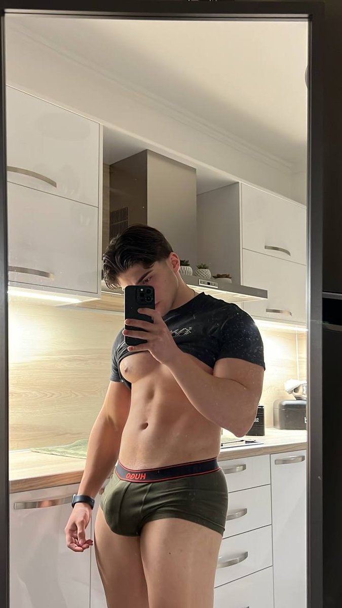 I’m sending my d pics to everyone who comments “hi”