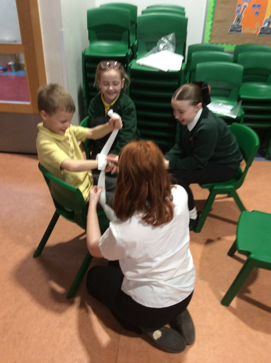 As part of Y6’s ‘The Human Body’ topic, they spent time teaching Y3 children how to carry out basic first aid ⛑️ 🩹 #explore #firstaid <a href="/SouthmeadHospit/">North Bristol NHS</a>
